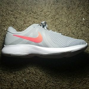 Woman's Nike Revolution 4